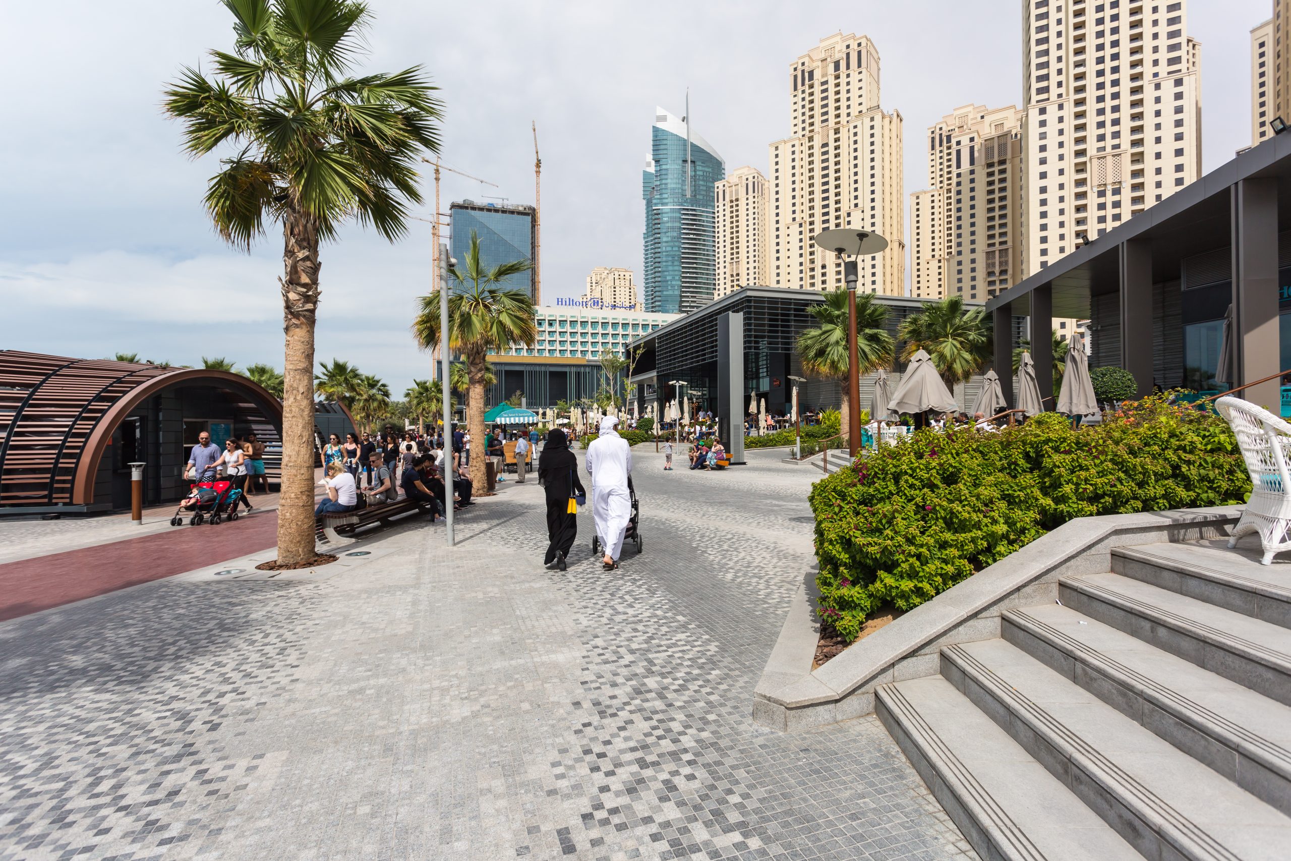 Пляж jbr. Джумейра стрит. Дубай the Beach торговый центр. The Beach at JBR Дубай салют. Район Джумейра улочки Дубай.